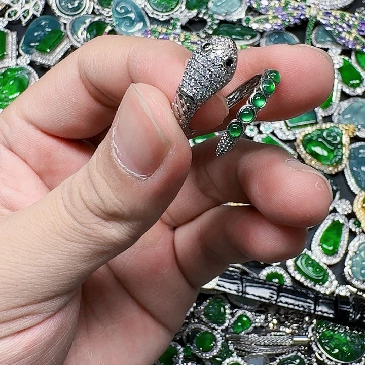 翡翠颈饰未镶嵌天然A货翡翠放漏