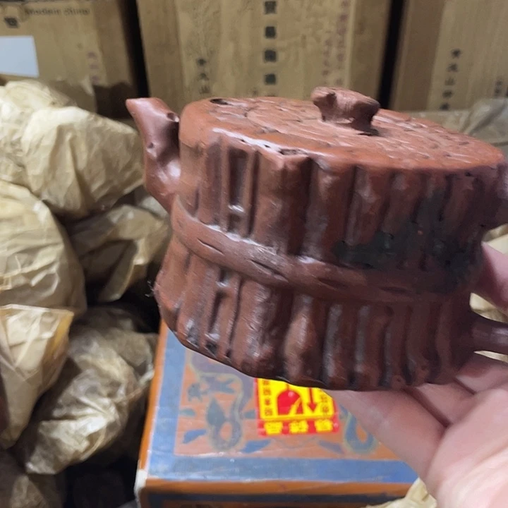 紫砂茶壶矿泥料手工制作的一把紫砂壶。