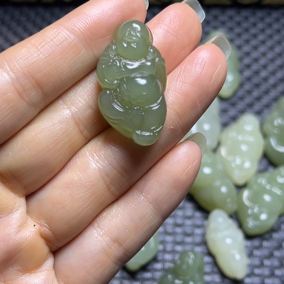 ****妮和田玉未镶嵌挂件