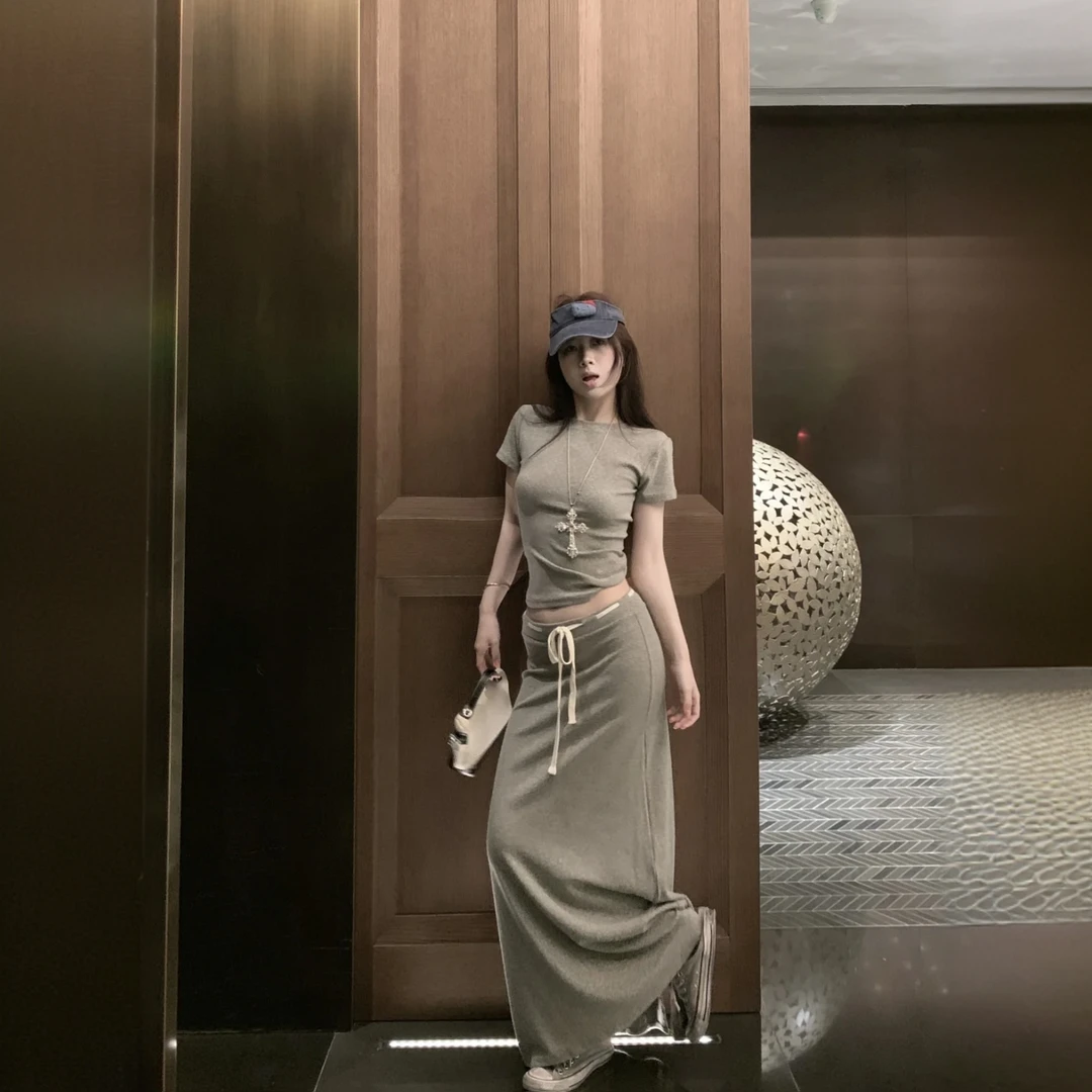 雪花绒纸片人  2025夏季圆领修身短款T恤抽绳半身裙套装A012