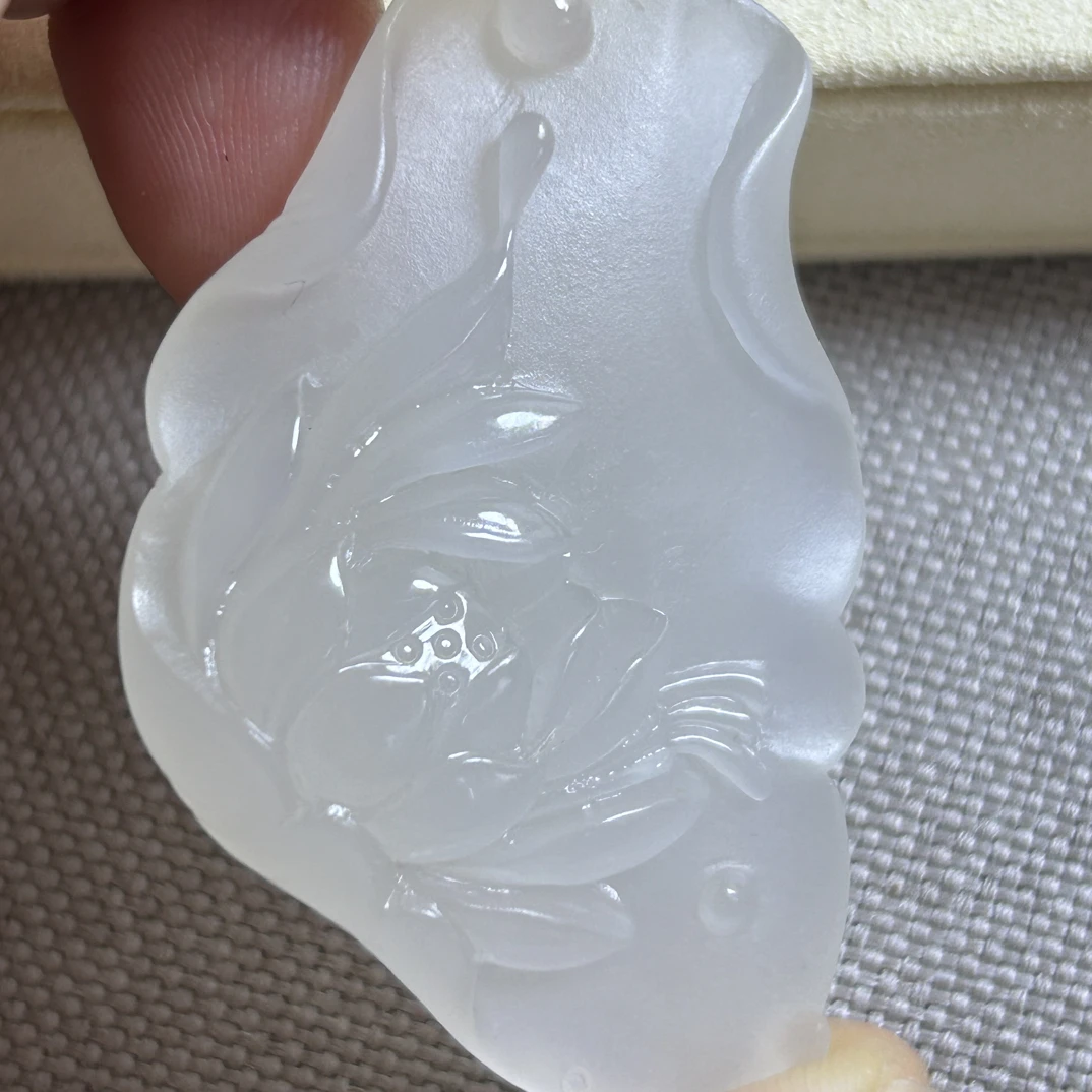 天然和田玉随型藕粉莲花牌，手工雕刻更灵动有生机，可过眼过灯