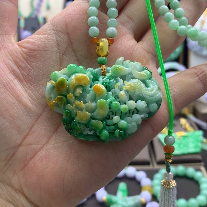 翡翠吊坠(赠链)未镶嵌