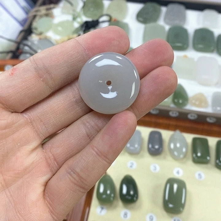 和田玉颈饰未镶嵌米*花