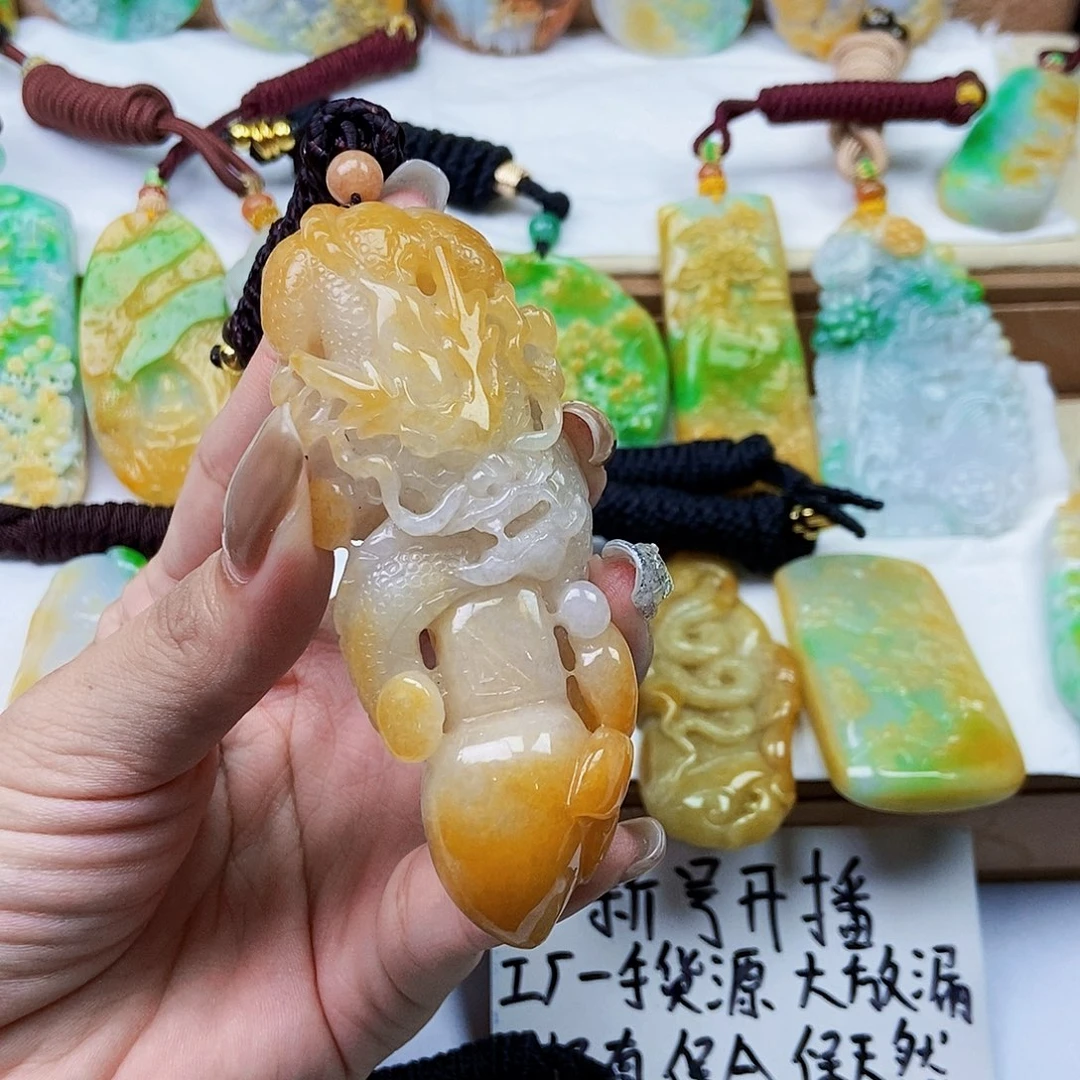 圣***手未镶嵌定制翡翠翡翠