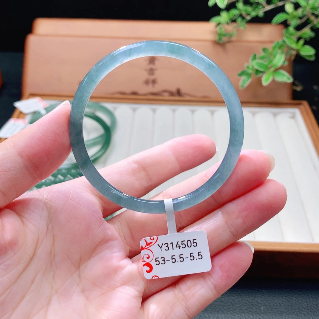 翡翠未镶嵌手镯（圆镯）