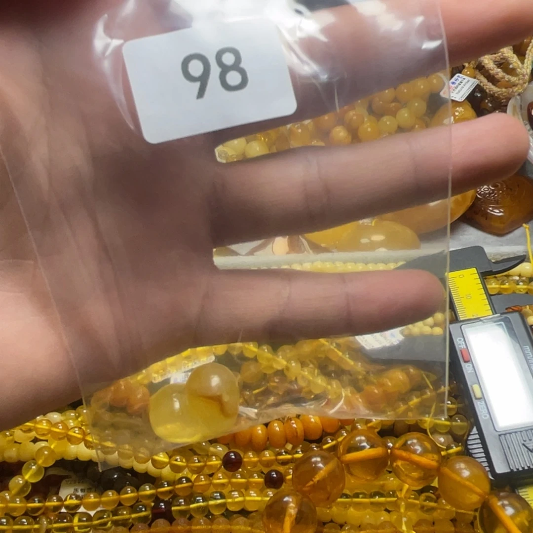 哦***呦未镶嵌琥珀珠宝奇石