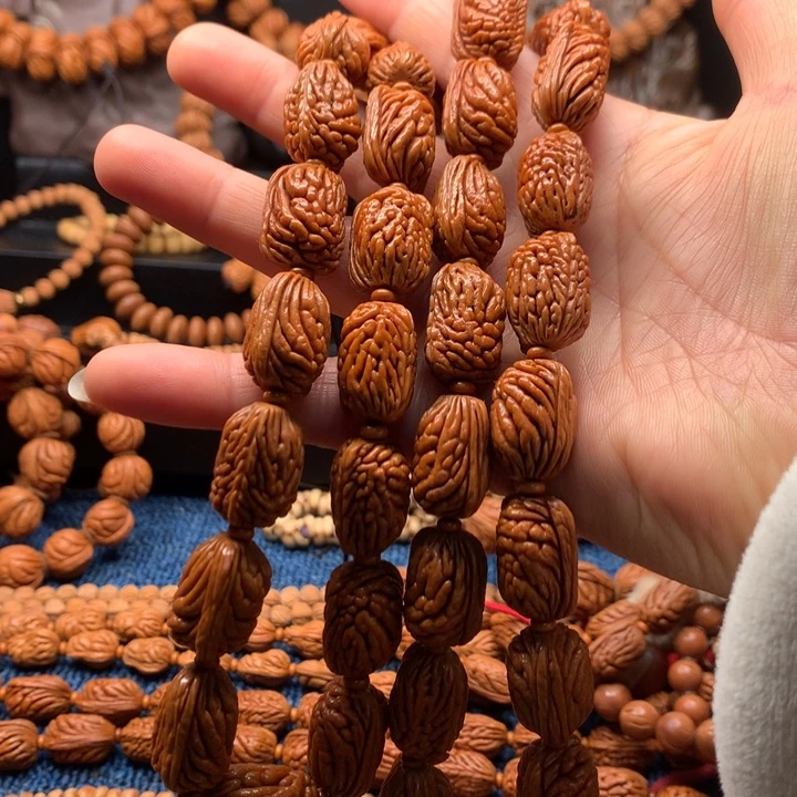 桃核金条脖挂。