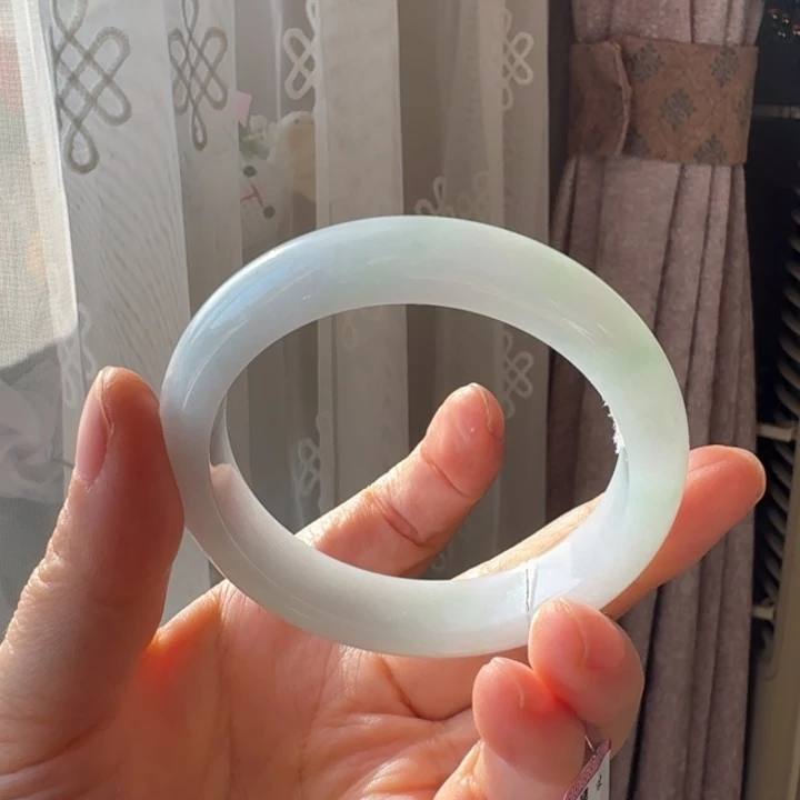 翡翠未镶嵌手镯有纹 包容