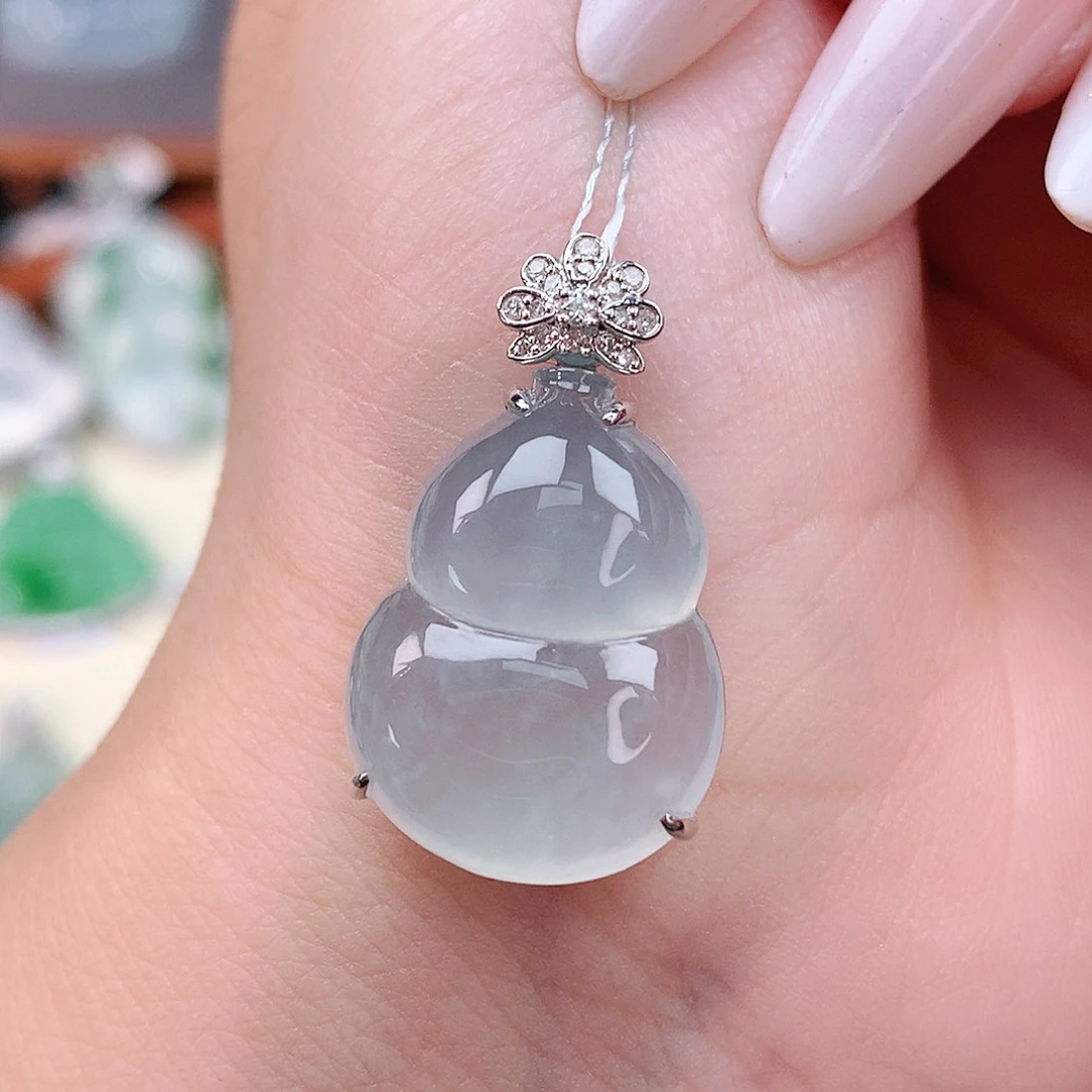 颈饰18K金镶嵌翡翠葫芦