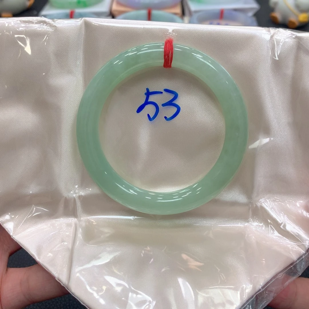 翡翠手镯未镶嵌翡翠
