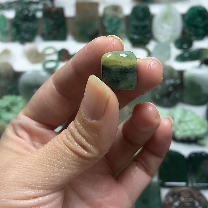 独山玉未镶嵌吊坠