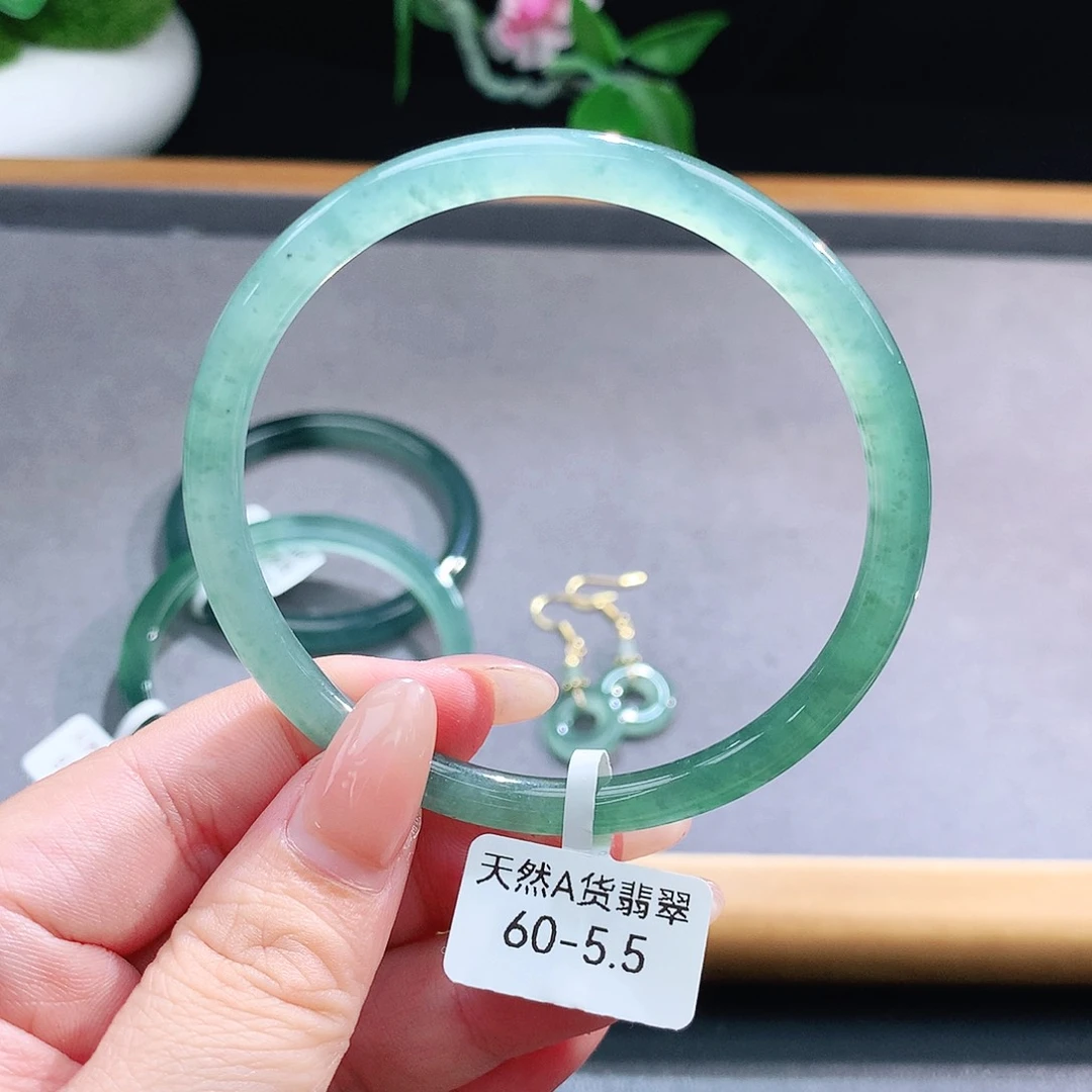 未镶嵌手镯（圆镯）翡翠