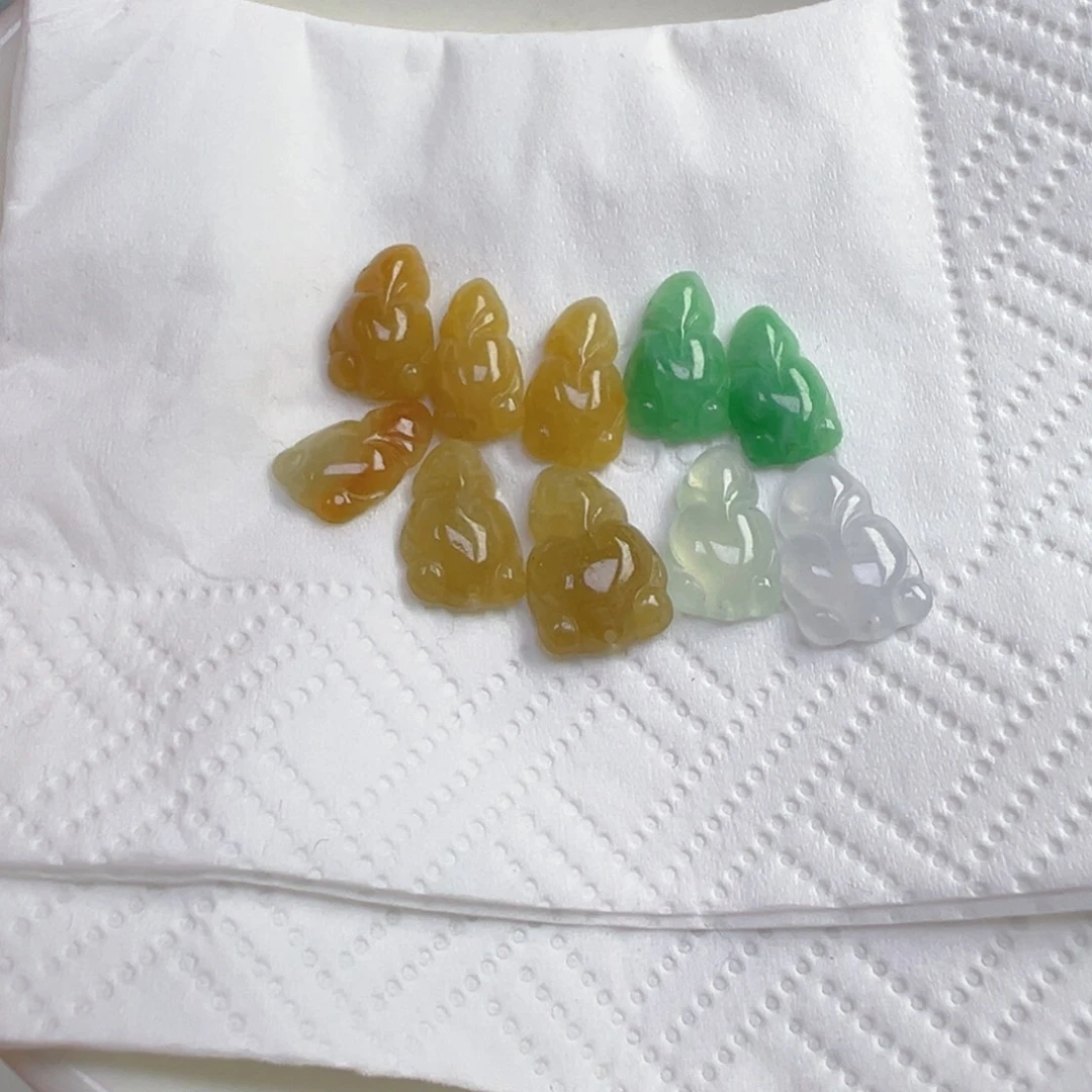 翡翠散珠金鱼一条