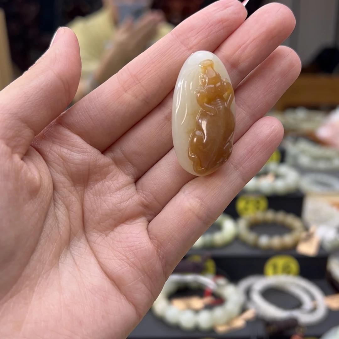 吊坠(赠链)未镶嵌和田玉且末料金山糖白吊坠