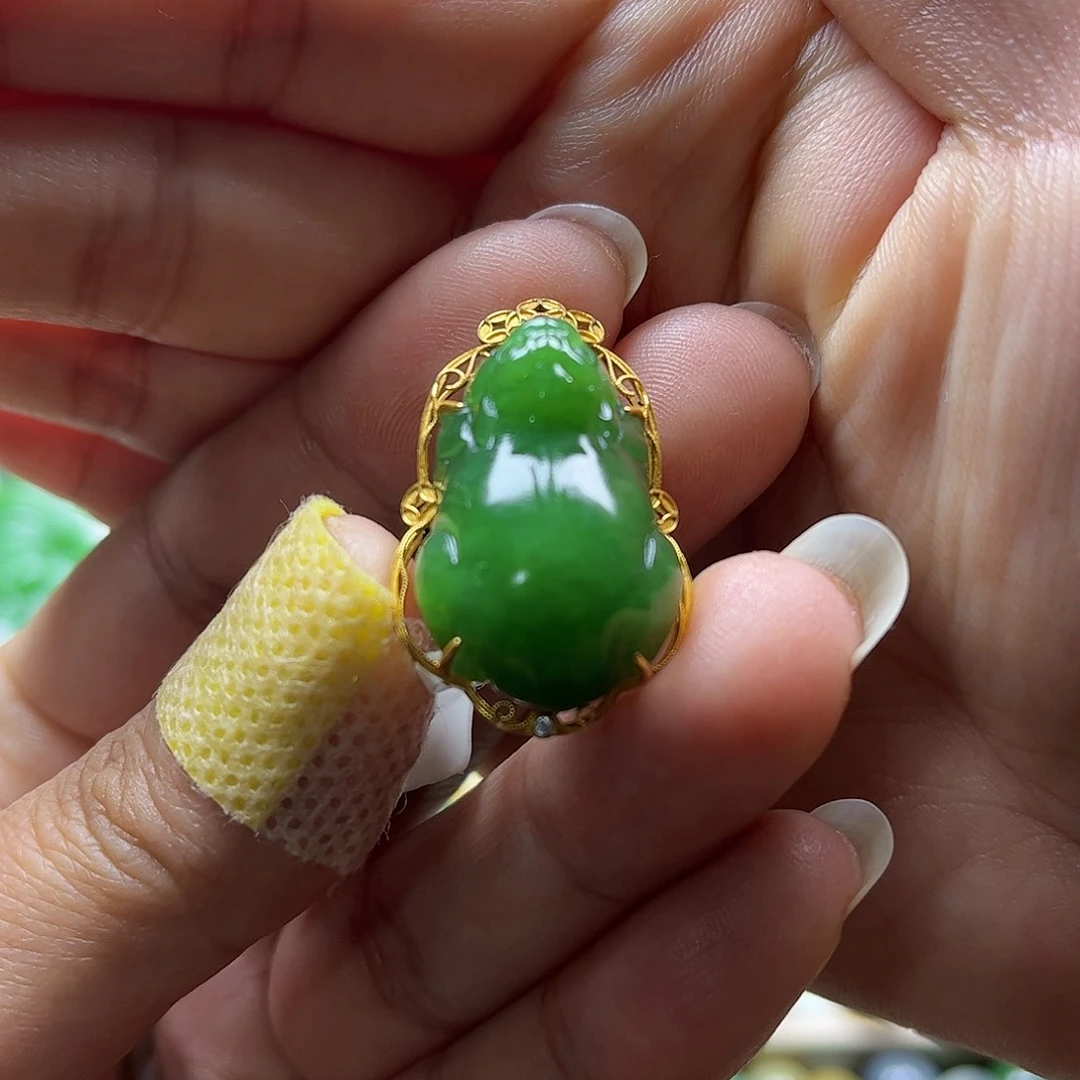 和田玉吊坠18K金镶嵌