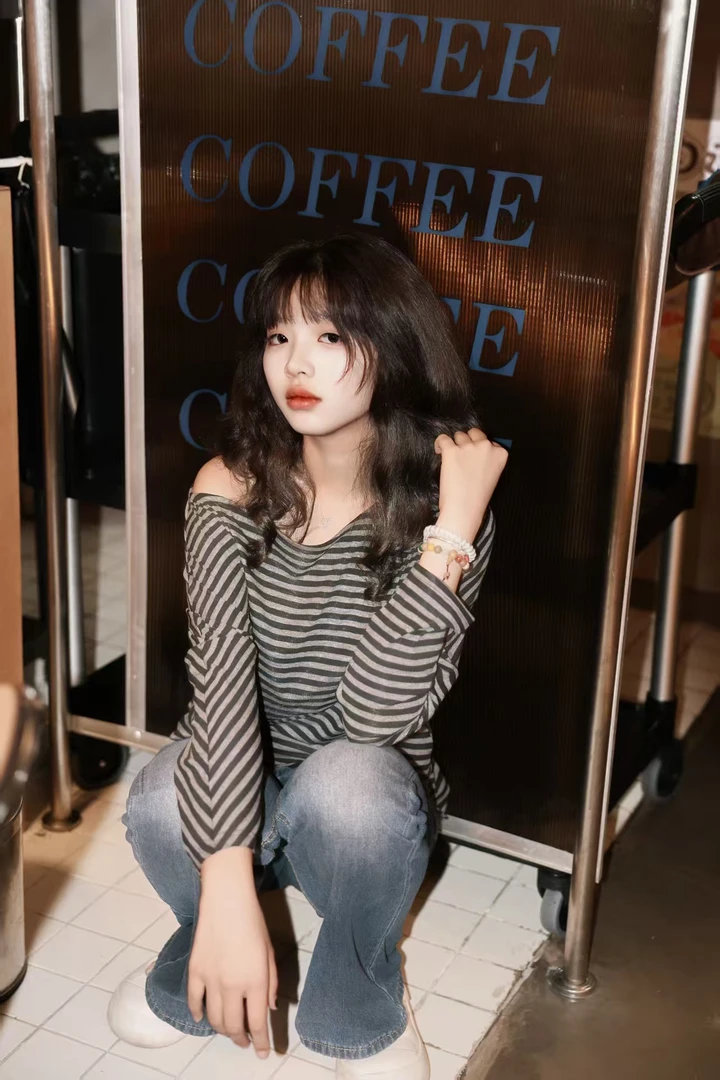 杂志风减龄长袖朋克风修身型T恤时尚秋季露肩短款气质条纹百搭