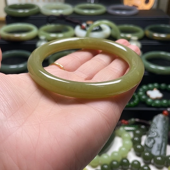 和田玉未镶嵌手镯