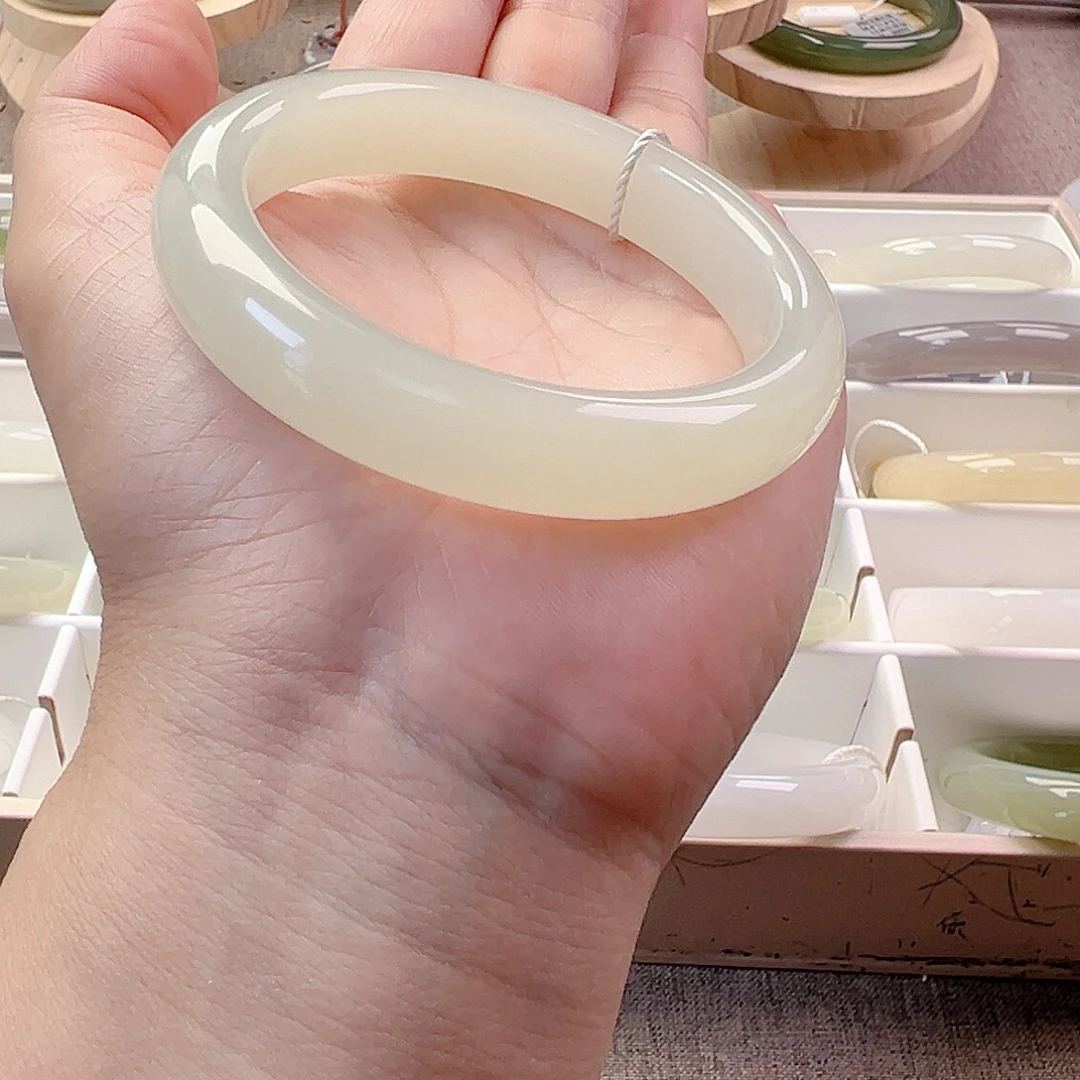 和田玉未镶嵌手镯