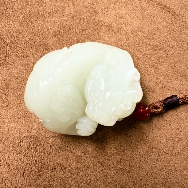 和田玉回头貔貅把件