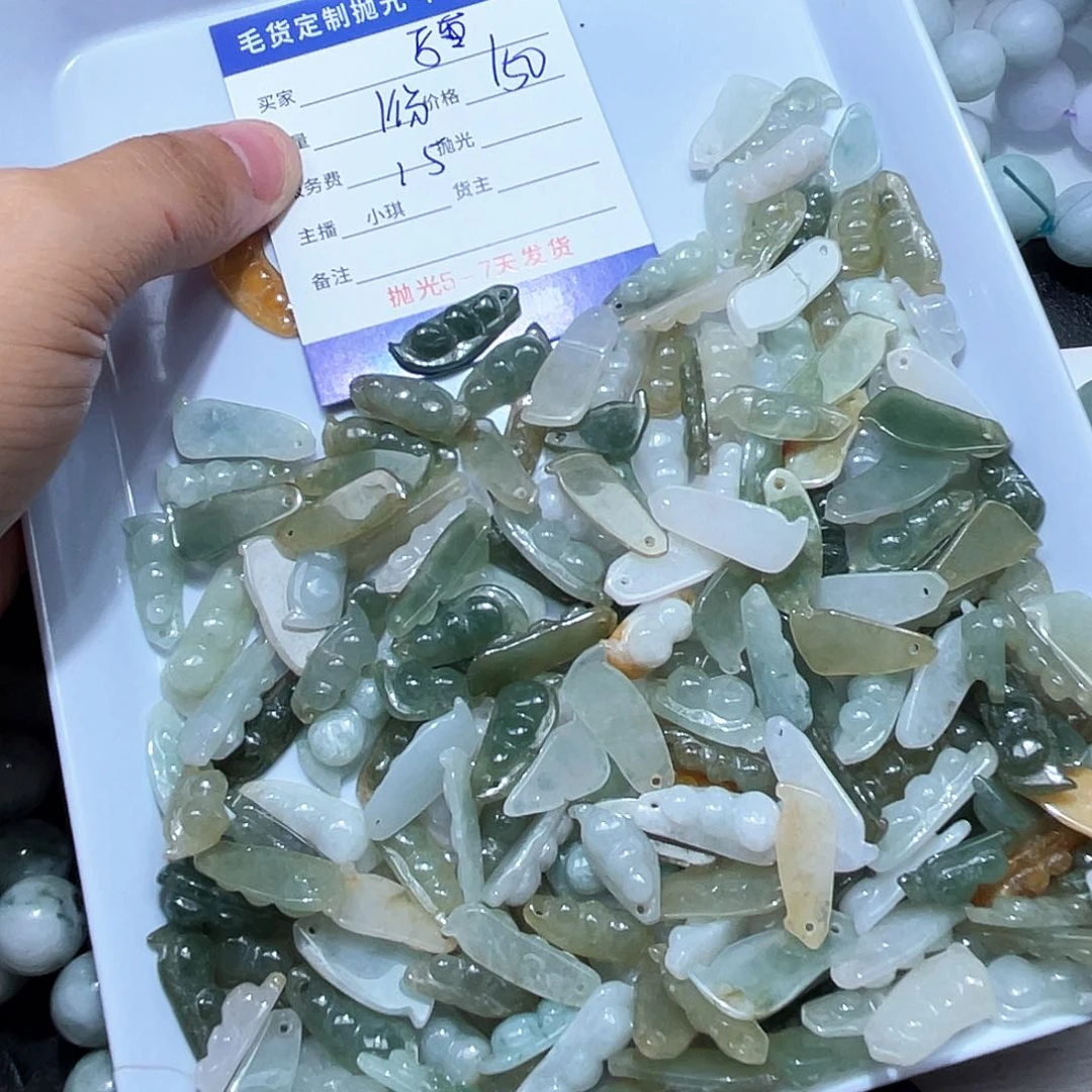 白***心翡翠未镶嵌颈饰不