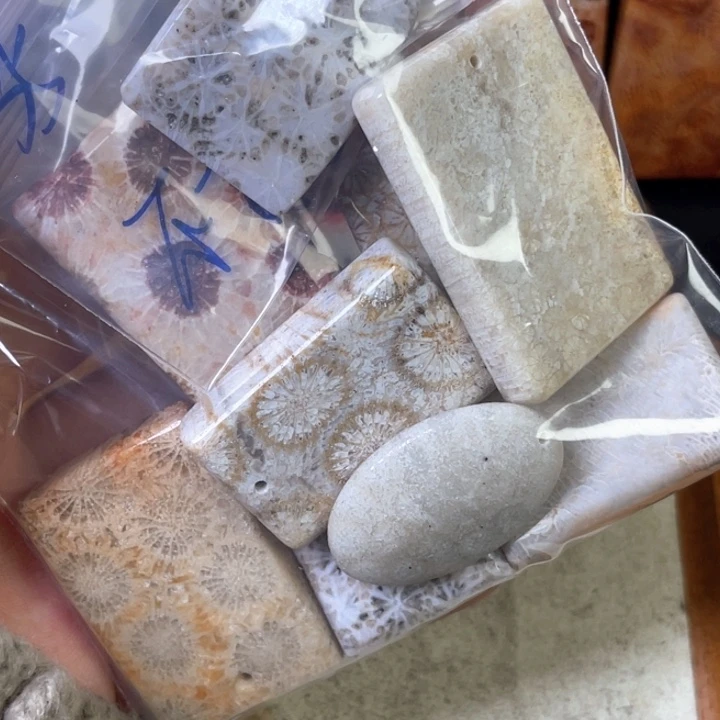 硅化珊瑚（珊瑚玉）珠宝金石合金灾*