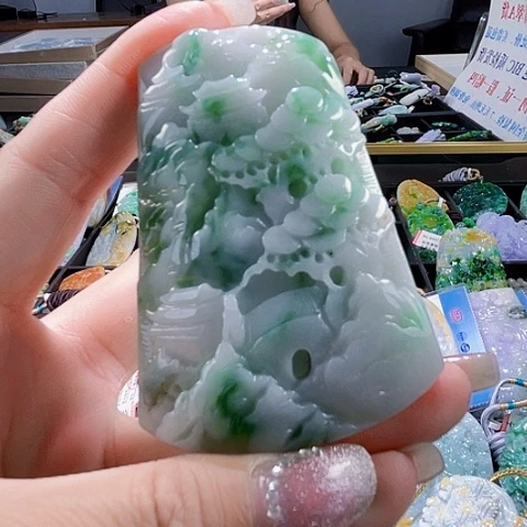 翡翠未镶嵌颈饰一个
