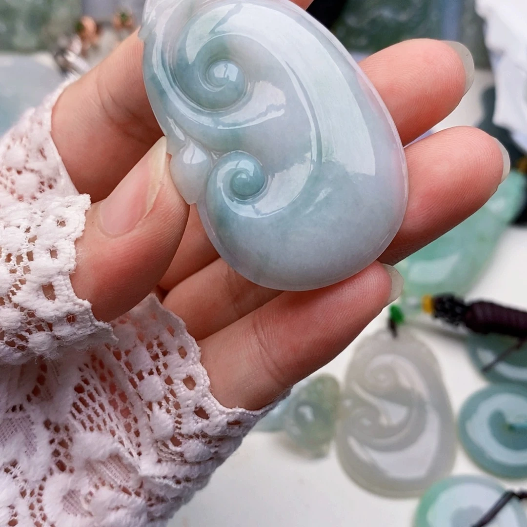 翡翠未镶嵌颈饰如意