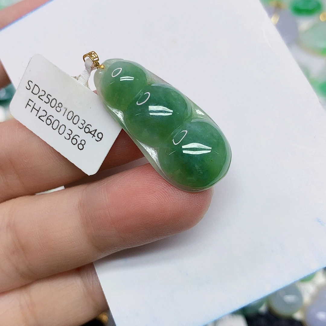 颈饰18K金镶嵌翡翠豆子