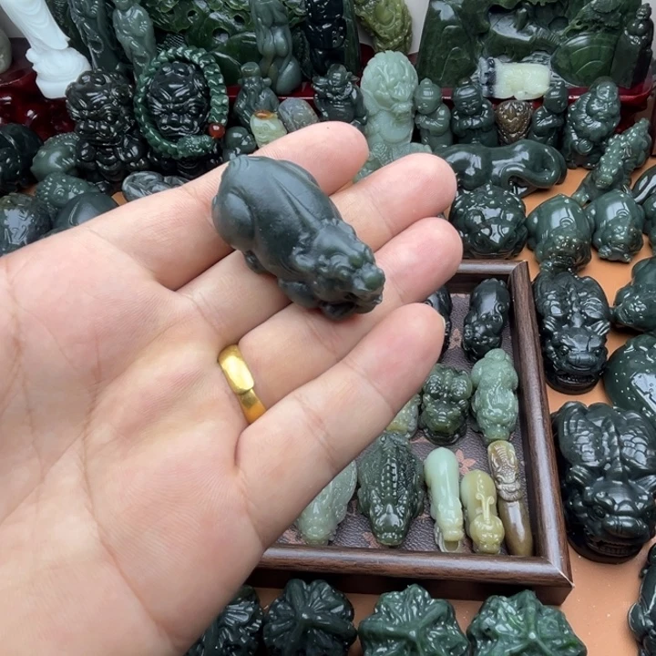 和田玉未镶嵌把件