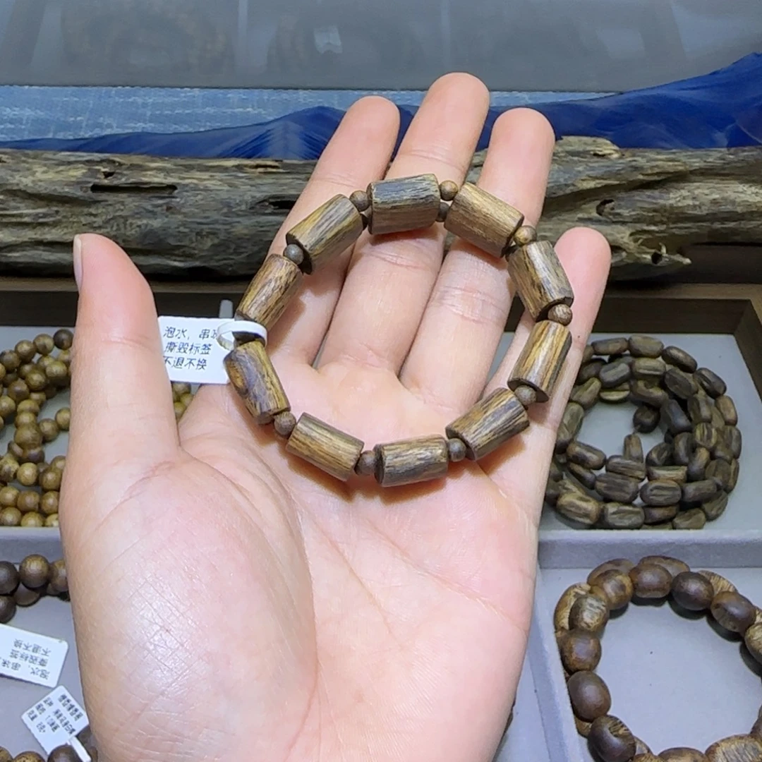 我***！沉香沉香香囊海南透顶绿手排珠单圈10+