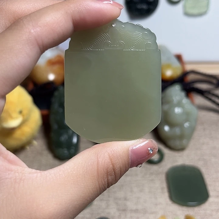 颈饰未镶嵌和田玉（糖玉）