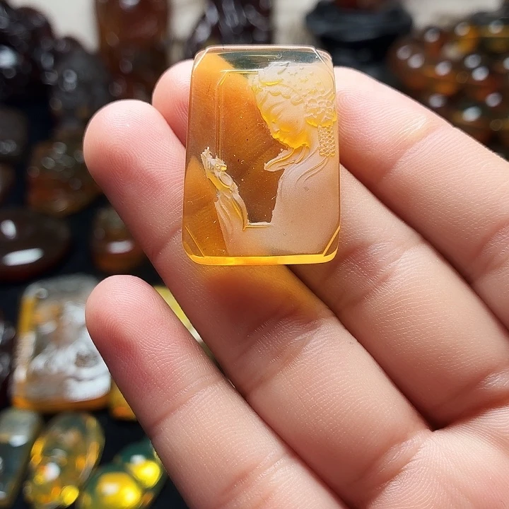 琥珀未镶嵌颈饰。。