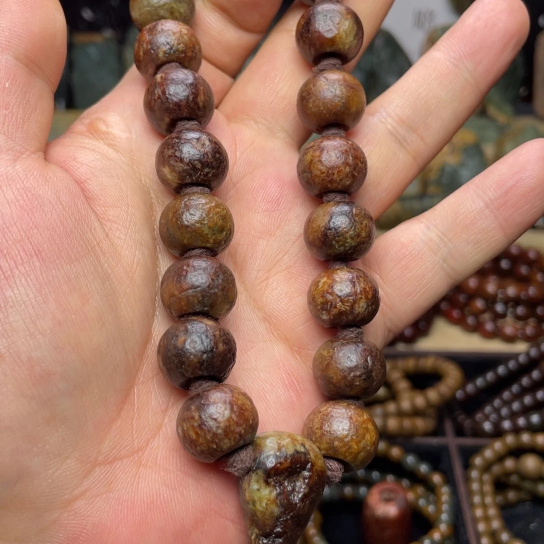 岫岩河磨玉（透闪石质玉）未镶嵌颈饰15×12手持