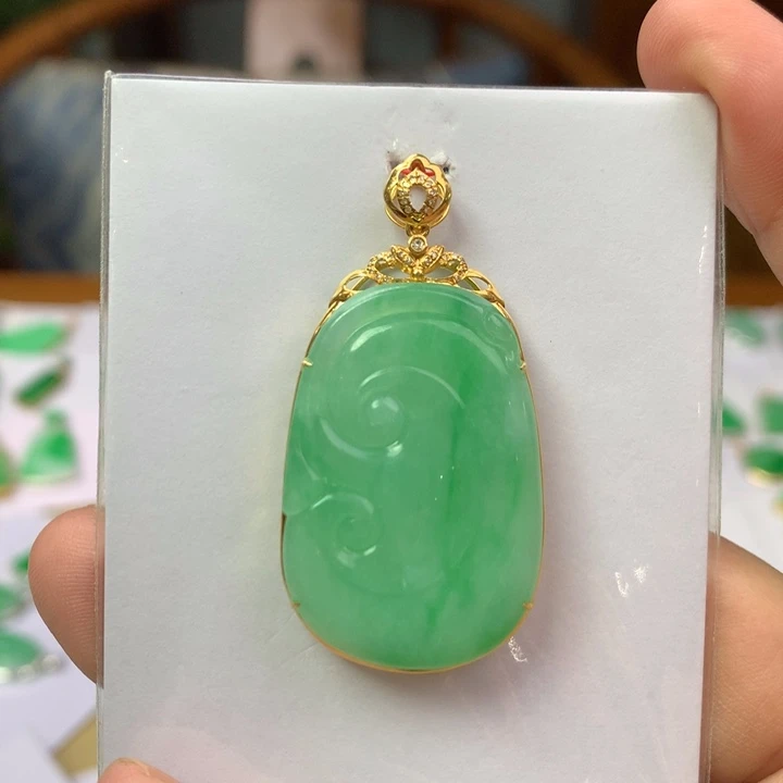 翡翠18K金镶嵌颈饰翡翠吊坠