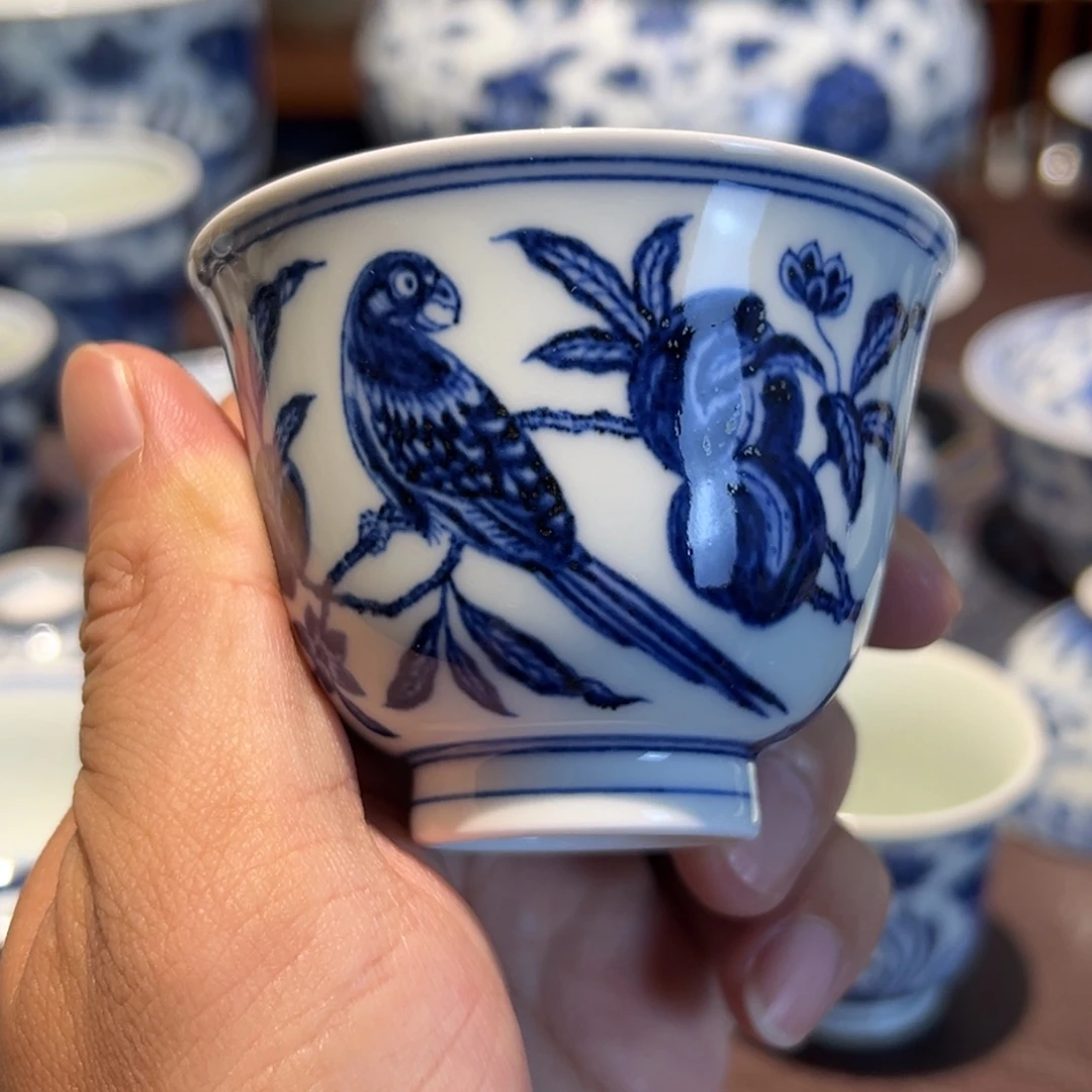 精品青花鹦鹉桃子铃铛杯口径约7.5厘米