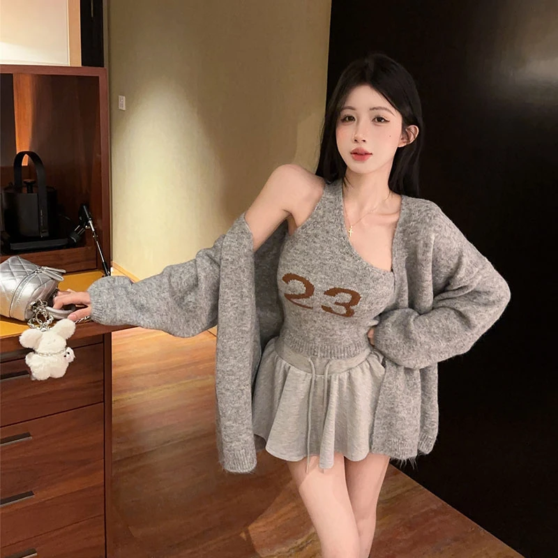 2025秋冬新款甜美设计感斜肩23号针织背心+慵懒毛衣开衫时尚套装