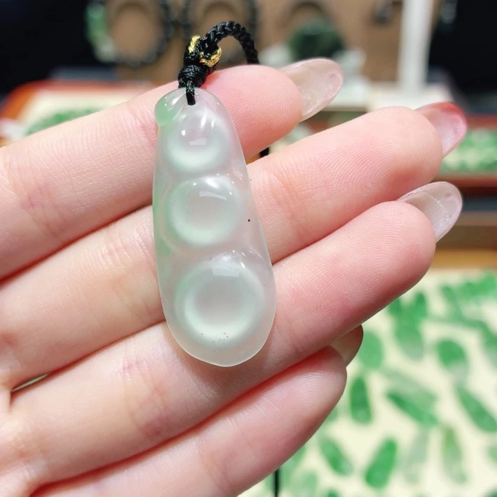 石英质玉（非洲翠）未镶嵌颈饰