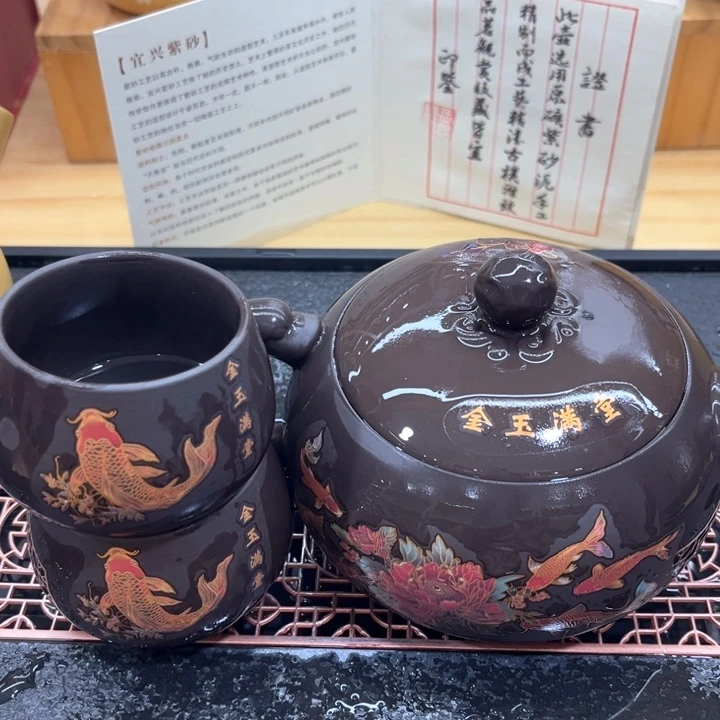 紫砂茶壶和其他器皿