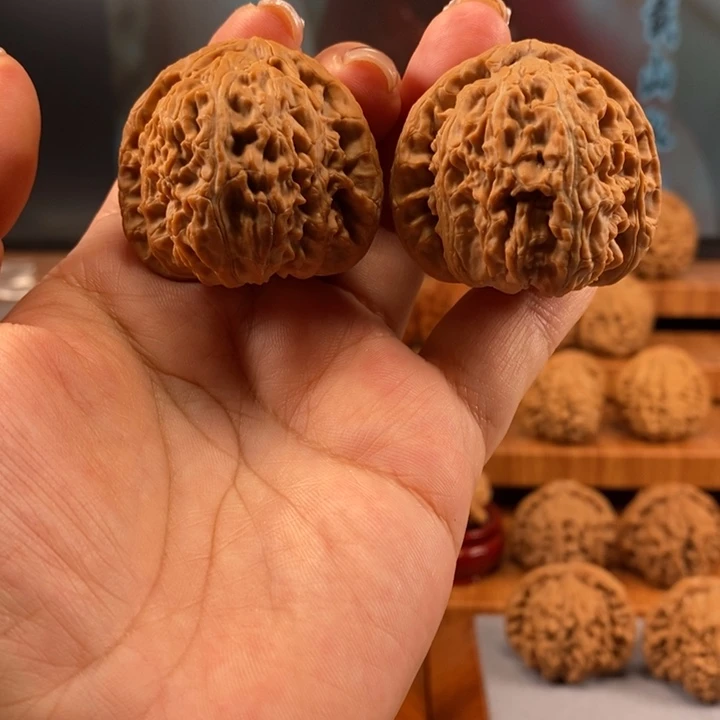 文玩核桃把件40三角白