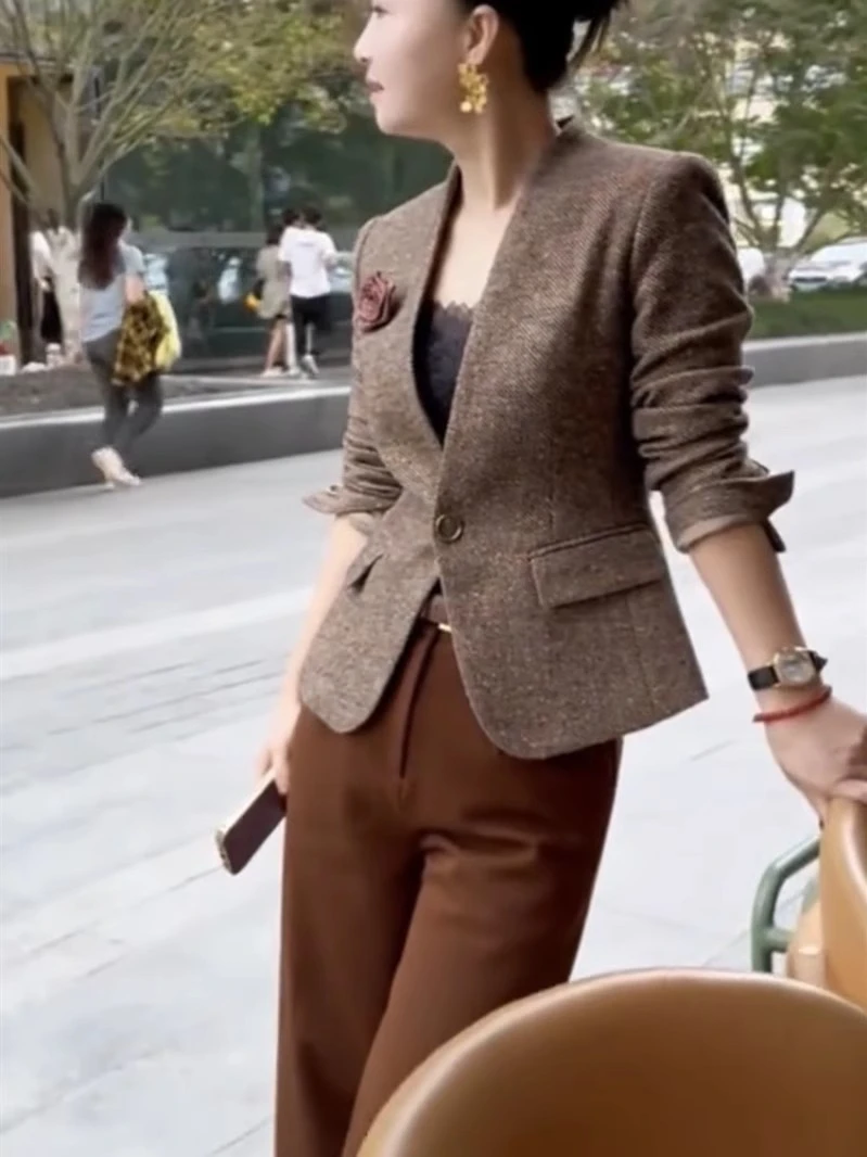 2025年秋冬网红新款时尚精致显瘦气质轻熟风西服外套半身裙套装女