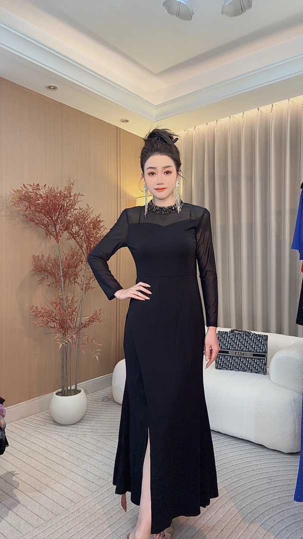 圆领长裙钉珠侧开叉时尚长袖显瘦遮肉减龄气质收腰黑色连衣裙