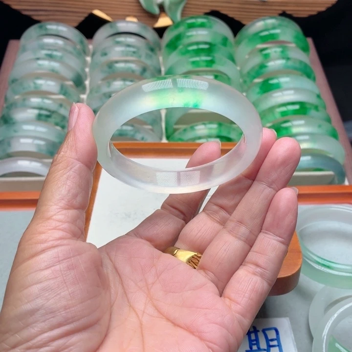 小***脏石英质玉未镶嵌手镯