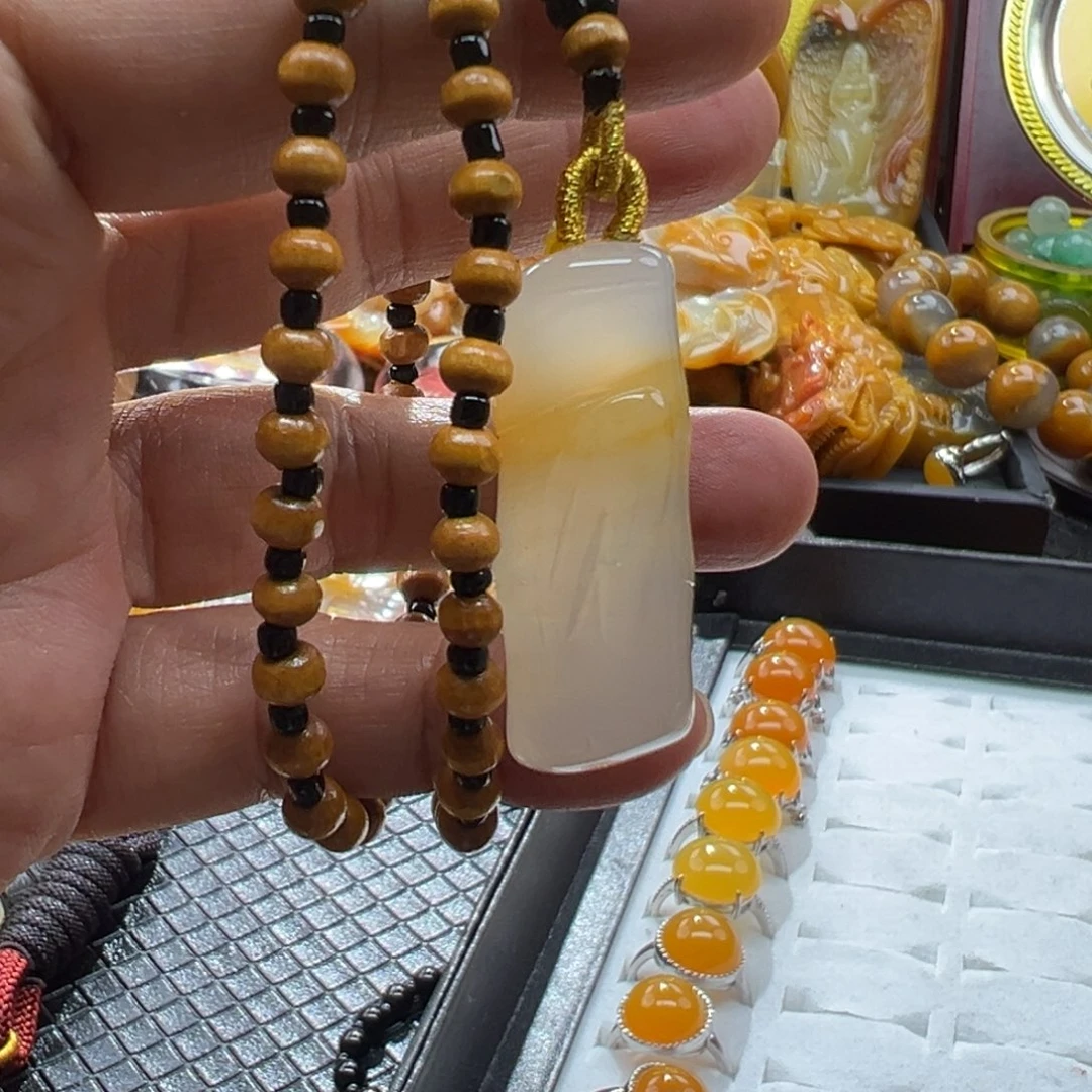 颈饰未镶嵌石英质玉