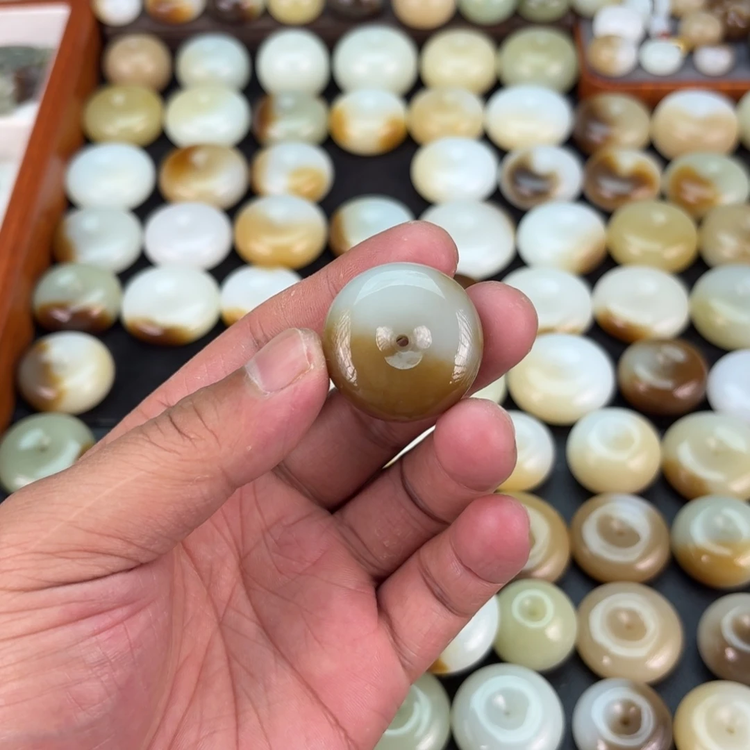 就***儿颈饰未镶嵌和田玉