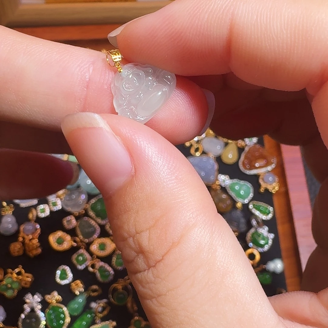 颈饰足金镶嵌翡翠