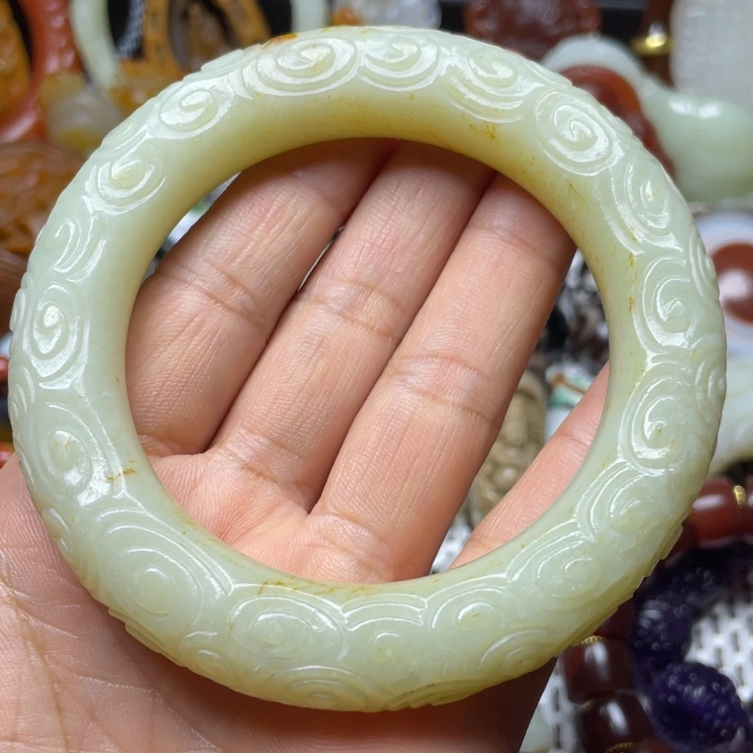 和田玉未镶嵌颈饰浮****痕