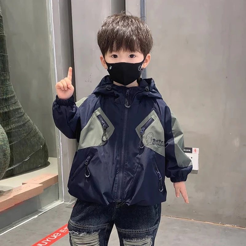 男童冲锋衣春秋款2025新款秋装秋季外套工装薄款男孩连帽风衣