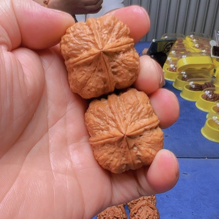 文玩核桃把件大****）云铁四棱