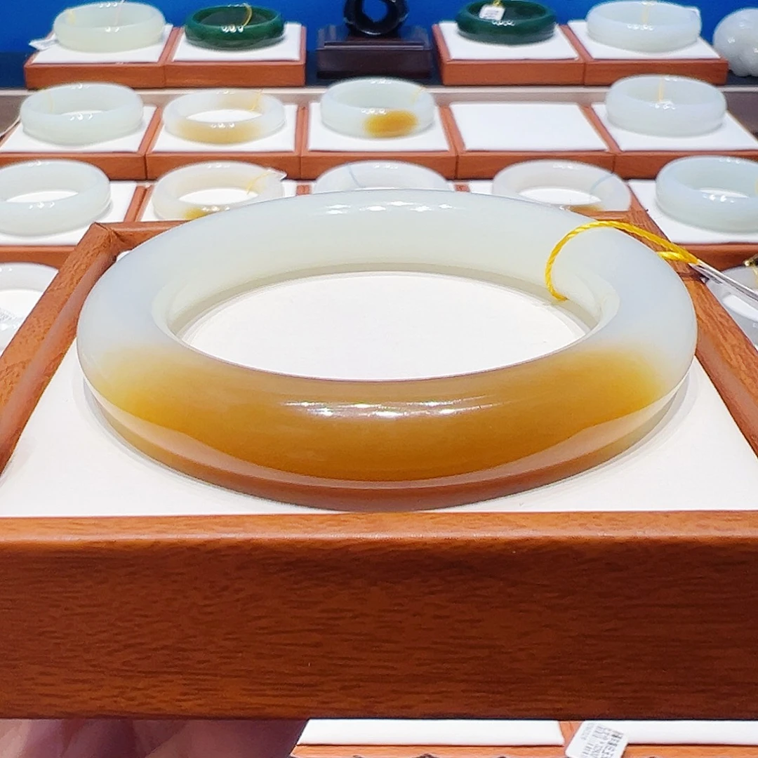 和田玉未镶嵌手镯一口糖5758