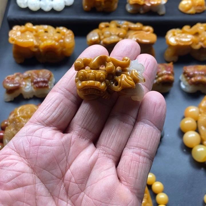 石英质玉（黄龙玉）未镶嵌颈饰